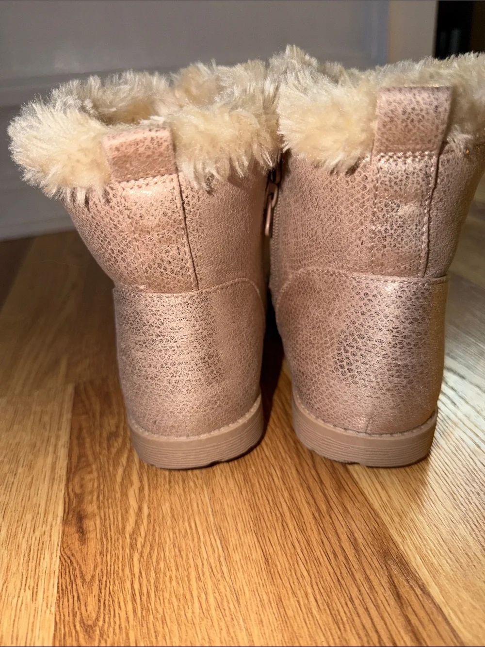 Cat & Jack Shimmery Cream Faux Fur Lined Kids Boots size 5